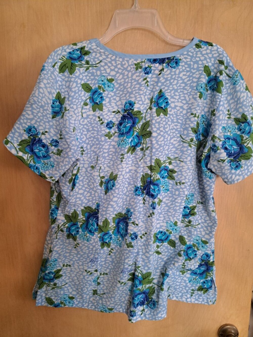 Betsey Johnson Iris Floral Leopard Scrub Top Womens Large L V Neck Blue Aqua - Picture 2 of 3